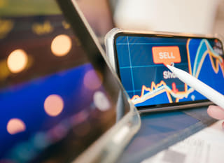 Erhvervsdrivende på tværs af flere markeder, som gennemgår Bitcoin-, Ethereum- og forex-optioner